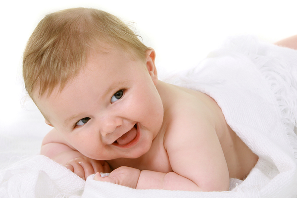 bebe sonriendo