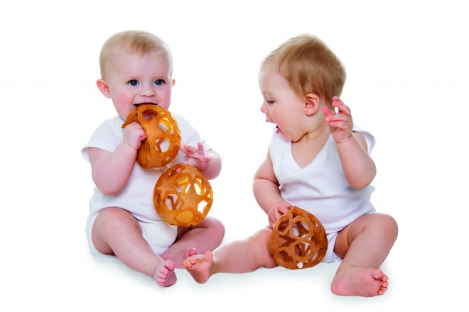 bebes jugando con starball hevea