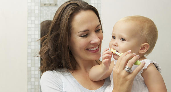 MAMA-BEBE-LAVAN-DIENTES