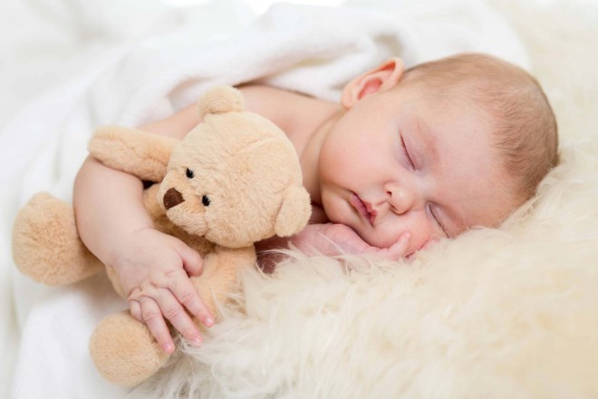 bebe durmiendo con osito de peluche