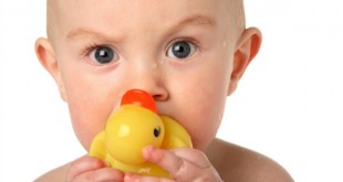 bebé con patito de goma