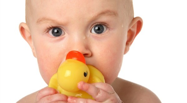 bebé con patito de goma
