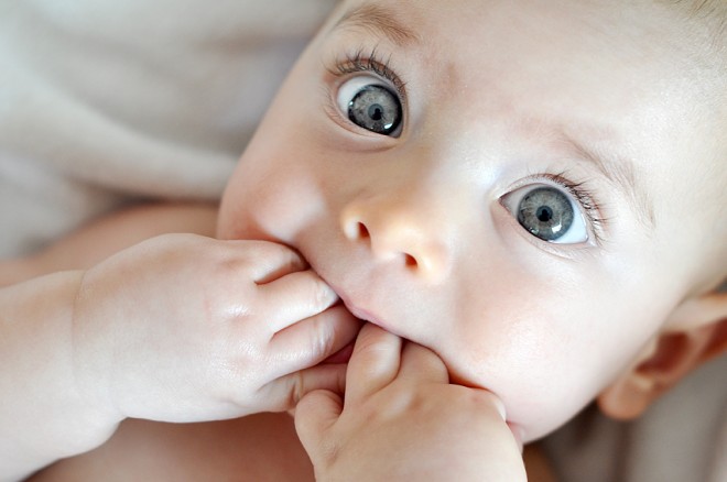 bebe ojos azules