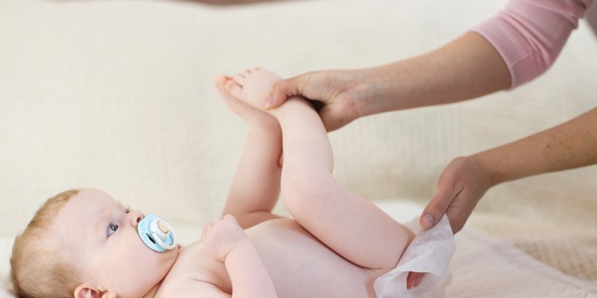 mama cambiando el pañal a su bebe con toallitas de bebe