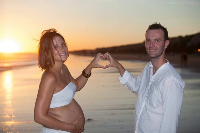 mamá embarazada con el papá de su bebé
