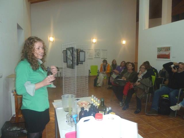 iwonatura en un taller sobre cosmetica natural y bio