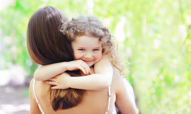 abrazo mama y bebe