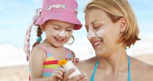 mom-and-daughter-using-sunscreen