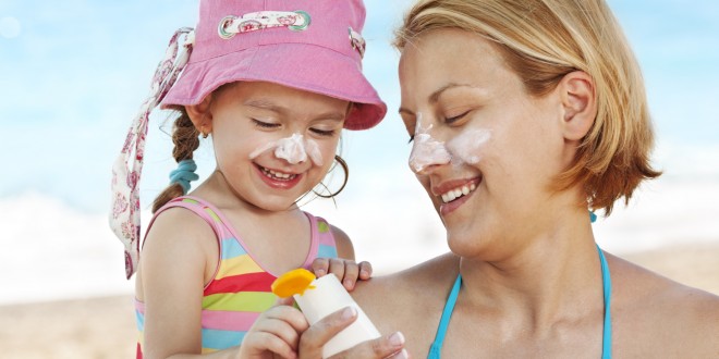 mom-and-daughter-using-sunscreen