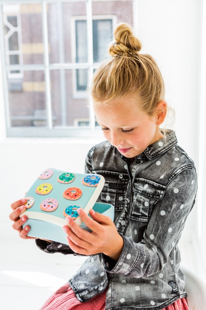 niña con fiambrera bambu escolar donuts rosa petit monkey my natural baby box