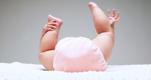 bebe con pañal