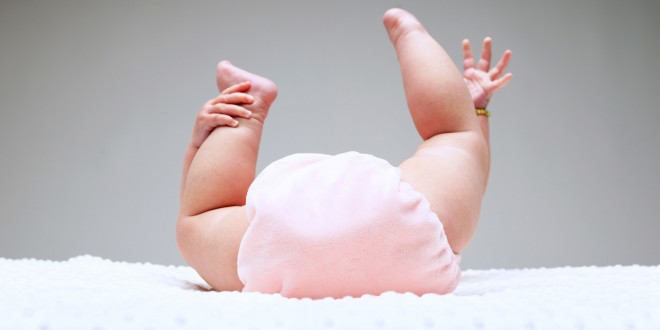 bebe con pañal